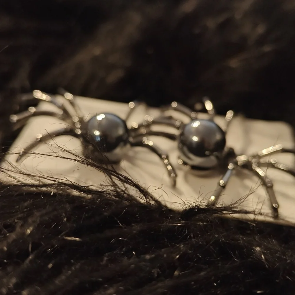NWOT Spider earrings